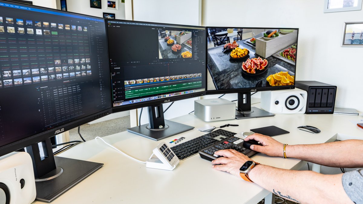 Video Cotent Produzent bei der Arbeit Der Arbeitsplatz von Foto Boss, aktiv wird an einem Video gearbeitet