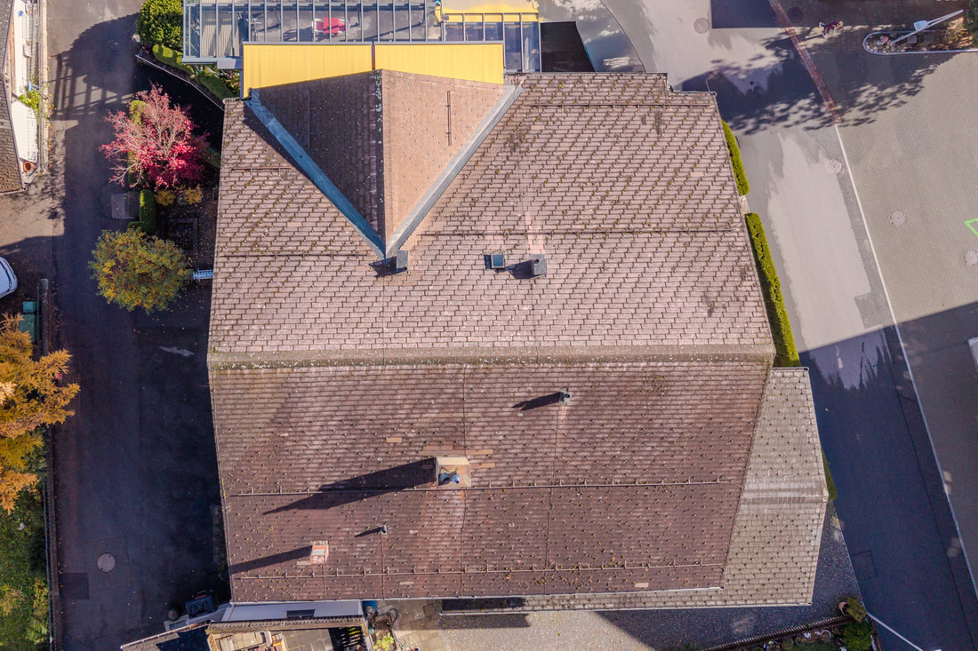 Inspektion eines Dach; ein Haus dach von Oben eine Nahaufnahme ; fotografiert von fotoboss.ch