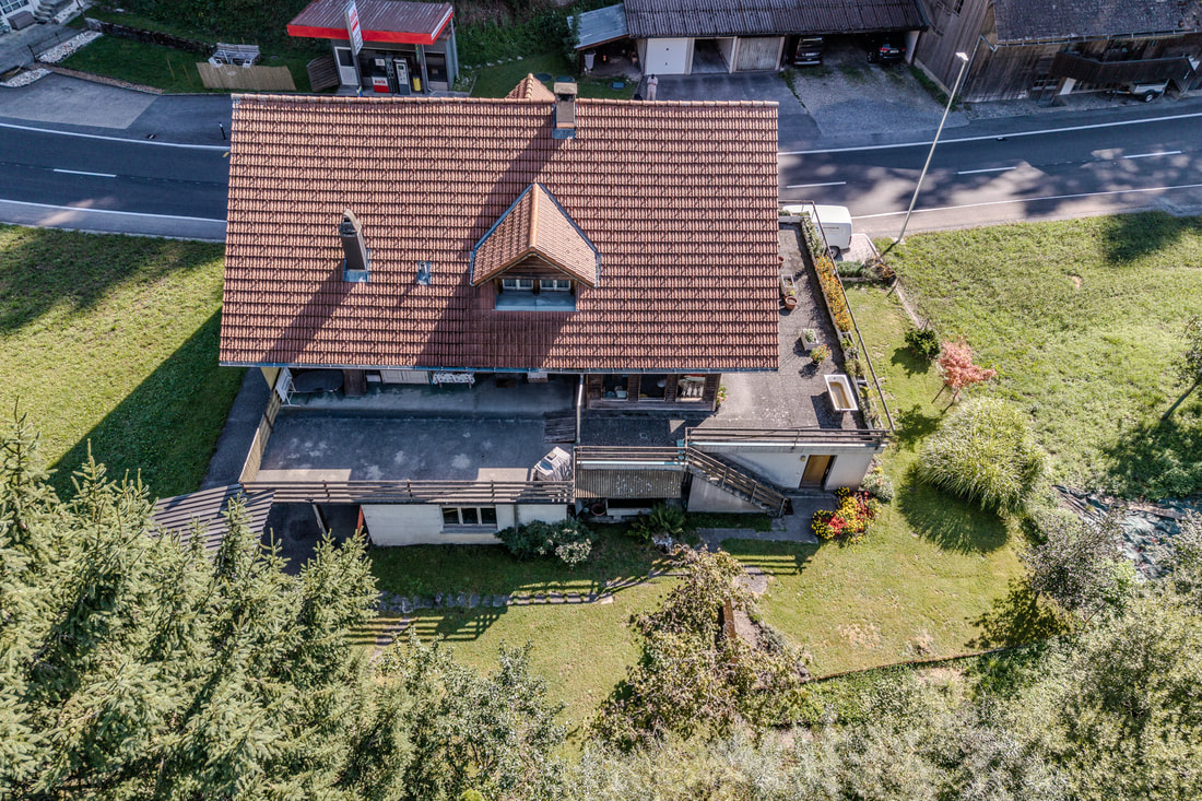 Ein Haus von Oben mit einer Drohne; fotografiert von fotoboss.ch