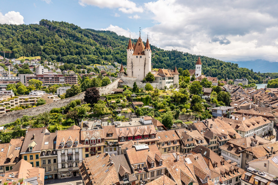 Drohnenfoto einer Stadt ; fotografiert von fotoboss.ch