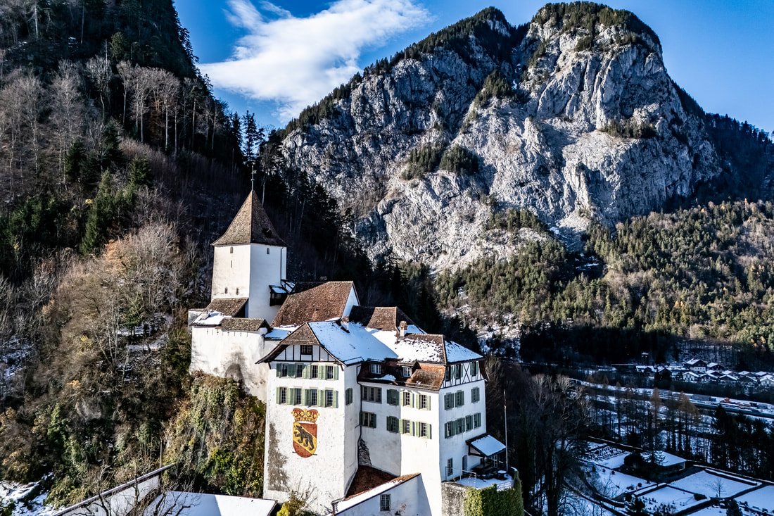 Ein Gebäude aus der Luft schön in Szene gesetzt ; fotografiert von fotoboss.ch