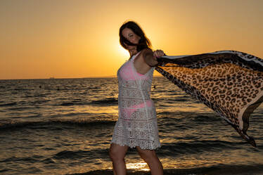 Portrait shooting am strand, frau vverdeckt die sonne und bekommt einzigartige aura ; fotografiert von fotoboss.ch