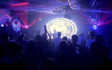 Event-fotografie Menschen die voller freude in einem club feiern ; fotografiert von fotoboss.ch