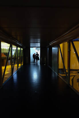 Werbeaufnahme wie zwei Menschen die Schleuse zum Flugzeug verlassen ; fotografiert von fotoboss.ch