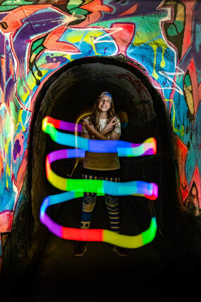Frau im Tunnel mit Graffitis, die Frau mir von Lichtspuren umhüllt ; fotografiert von fotoboss.ch 