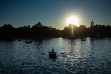 Werbefoto; Sonnenuntergang am See, ein Paar in einem Boot auf dem wasser, die untergehende sonne im Hintergrund ; fotografiert von fotoboss.ch