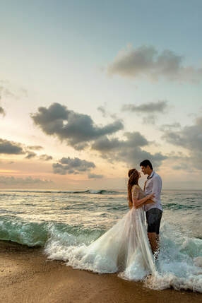 Ein Brautpaar im Meer, eine romatische szene ; fotografiert von fotoboss.ch